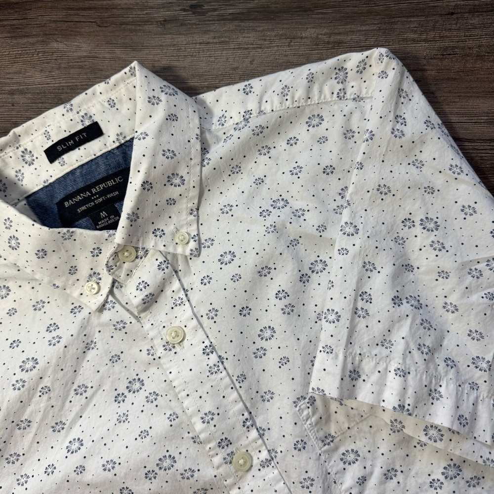 BANANA REPUBLIC Slim Fit Shirt M Short Sleeve White Blue Floral Print Soft Wash